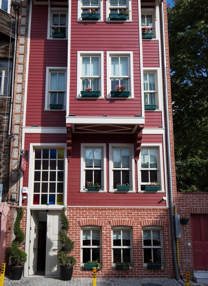 Budova pred rekonštrukciou a pri otvorení v roku 2022. (© Haydar Erçin) Budova pred rekonštrukciou a pri otvorení v roku 2022. (© Haydar Erçin)