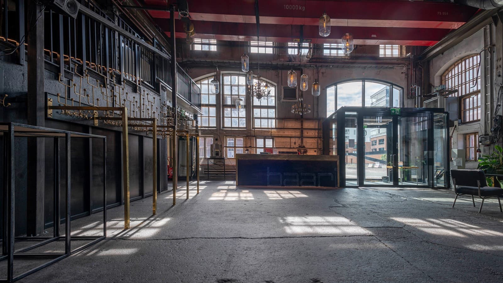 Ponuka služieb v Konepaja je veľmi rozmanitá. Bary, kluby, športové a kultúrne podujatia tu nájdu dostatok priestoru (© Kansallis Teatteri) Ponuka služieb v Konepaja je veľmi rozmanitá. Bary, kluby, športové a kultúrne podujatia tu nájdu dostatok priestoru (© Kansallis Teatteri)