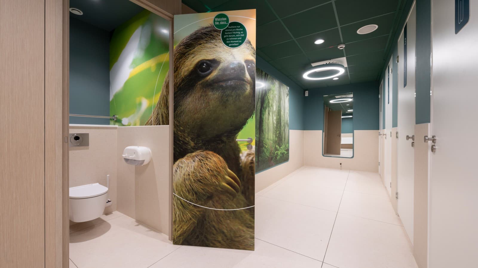 Štýlová keramika WC Geberit ONE je k dispozícii vo WC kabíne (© Meike Goebel) Štýlová keramika WC Geberit ONE je k dispozícii vo WC kabíne (© Meike Goebel)