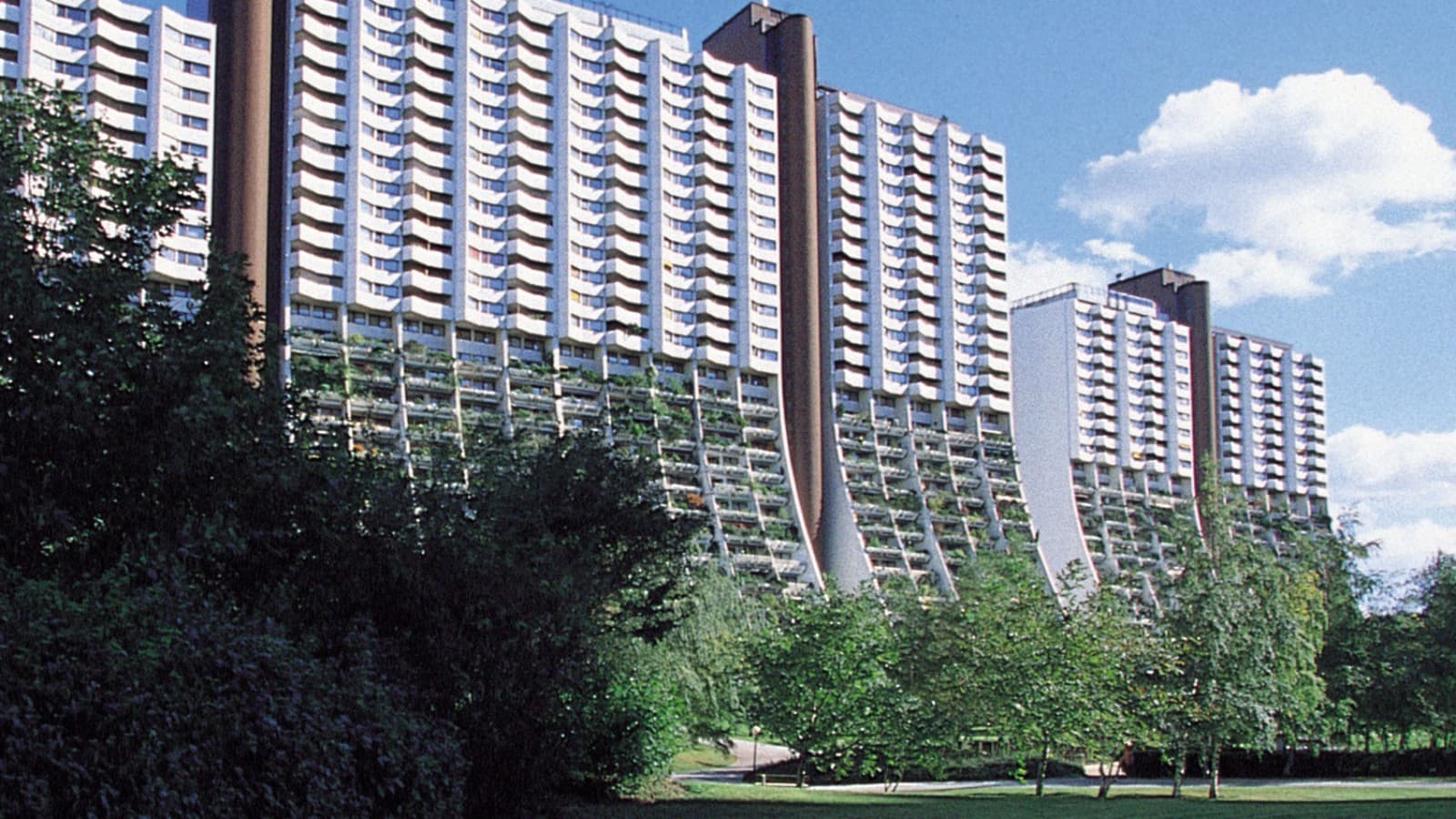 Na inštaláciu PE potrubia museli niektorí pracovníci zliezť z balkóna ako horolezci (© Gesiba) Na inštaláciu PE potrubia museli niektorí pracovníci zliezť z balkóna ako horolezci (© Gesiba)