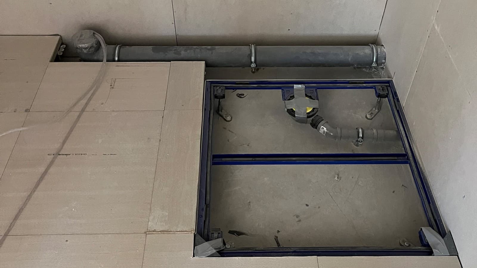 Montážny rám sprchovej vaničky Setaplano a rúry Silent-db20 (© Siim Kingisepp) Montážny rám sprchovej vaničky Setaplano a rúry Silent-db20 (© Siim Kingisepp)