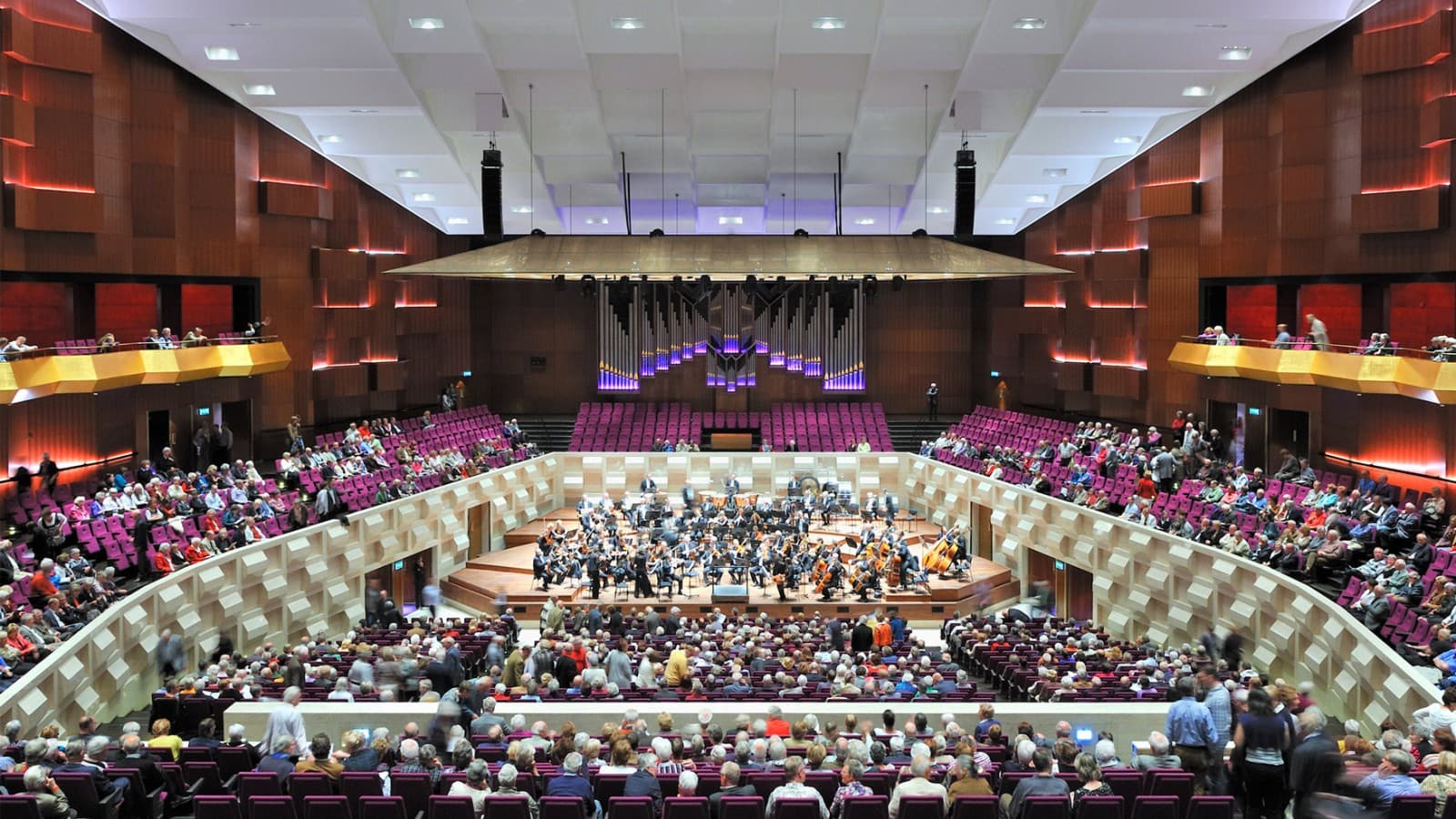 Vo veľkej koncertnej sále sa konajú multižánrové hudobné vystúpenia (© Plotvis and Kraaijvanger Architecten) Vo veľkej koncertnej sále sa konajú multižánrové hudobné vystúpenia (© Plotvis and Kraaijvanger Architecten)