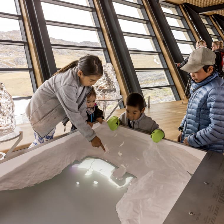 Deti na výstave v Icefjord Centre Ilulissat (© Adam Mørk) Deti na výstave v Icefjord Centre Ilulissat (© Adam Mørk)