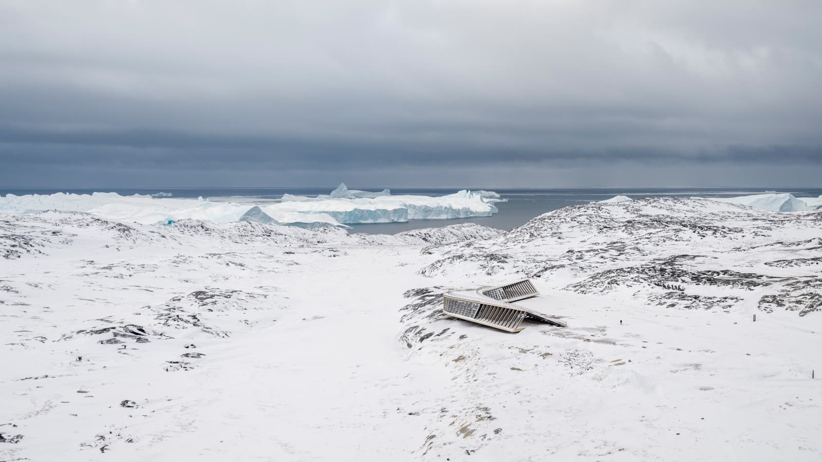 Centrum Ice Fjord je jedinou budovou uprostred ľadovej krajiny (© Adam Mørk) Centrum Ice Fjord je jedinou budovou uprostred ľadovej krajiny (© Adam Mørk)