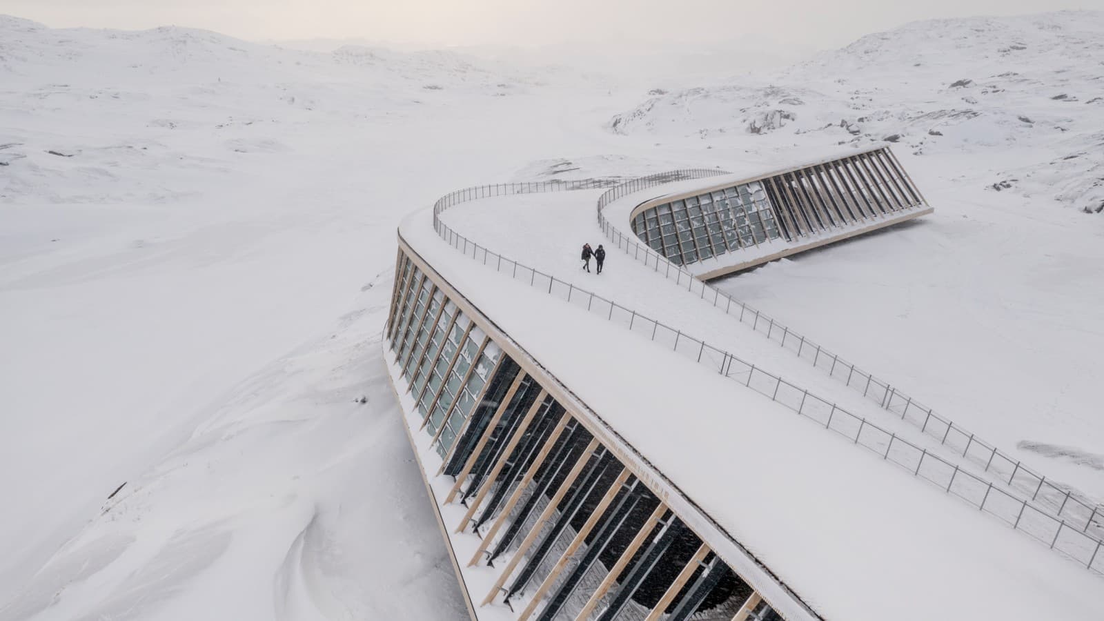 Strecha centra Ice Fjord je zároveň terasou (© Adam Mørk) Strecha centra Ice Fjord je zároveň terasou (© Adam Mørk)