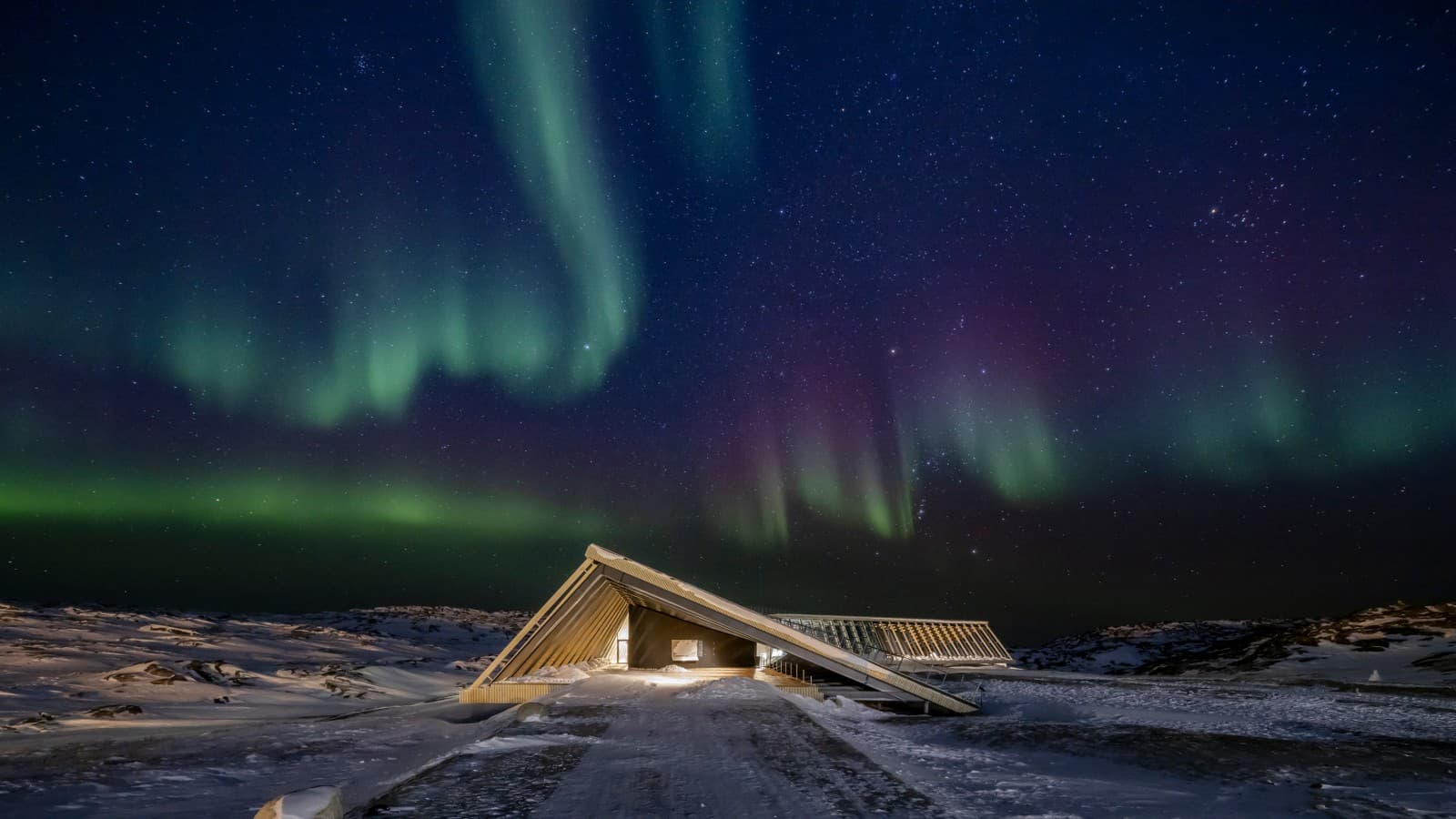 Centrum Icefjord v nádhernej polárnej žiare grónskej polárnej noci (© Adam Mørk) Centrum Icefjord v nádhernej polárnej žiare grónskej polárnej noci (© Adam Mørk)