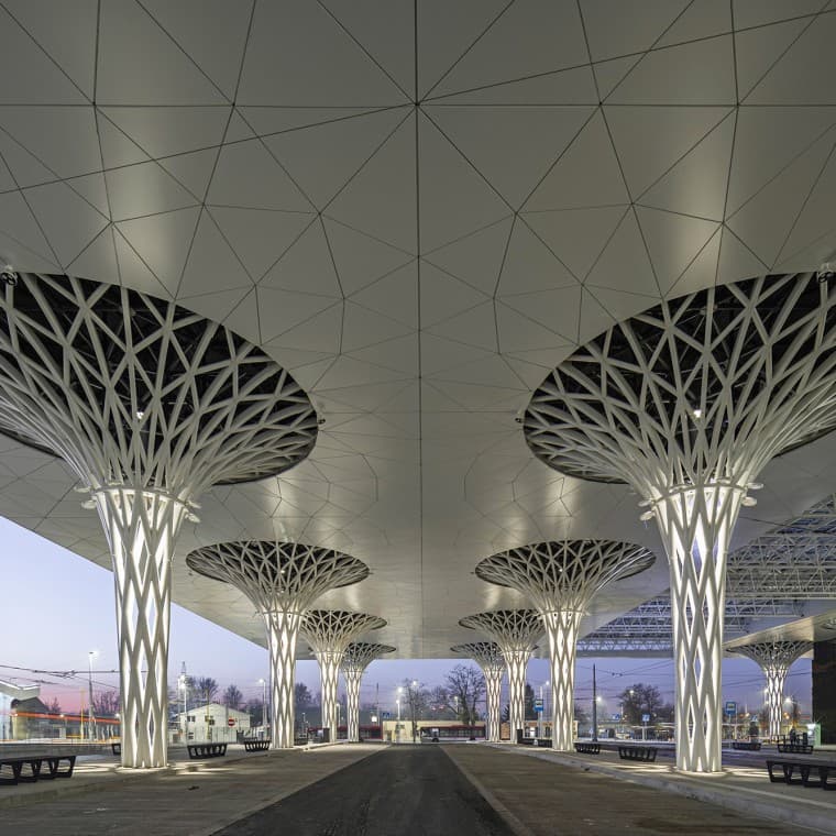 Na novej budove upútajú pozornosť najmä ažurové stĺpy (© Rafał Chojnacki) Na novej budove upútajú pozornosť najmä ažurové stĺpy (© Rafał Chojnacki)