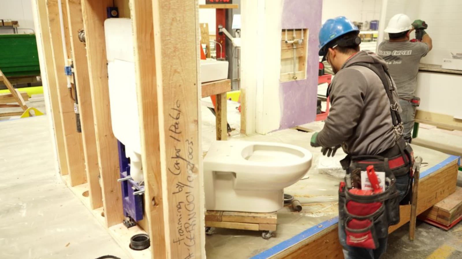 V kúpeľni sú použité priestorovo úsporné prvky Geberit Duofix s podomietkovou splachovacou nádržkou. (© Geberit) V kúpeľni sú použité priestorovo úsporné prvky Geberit Duofix s podomietkovou splachovacou nádržkou. (© Geberit)