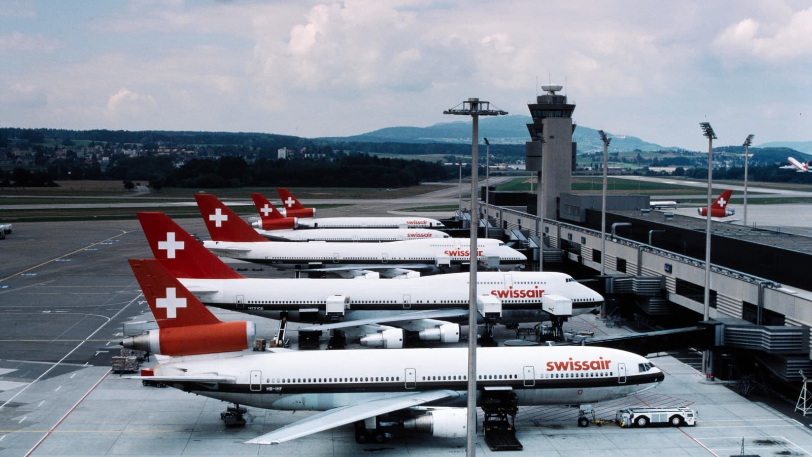 Lietadlá bývalej spoločnosti Swissair parkujú v doku terminálu A v Zürichu v 80. rokoch 20. storočia (© ETH-Bibliothek Zürich) Lietadlá bývalej spoločnosti Swissair parkujú v doku terminálu A v Zürichu v 80. rokoch 20. storočia (© ETH-Bibliothek Zürich)