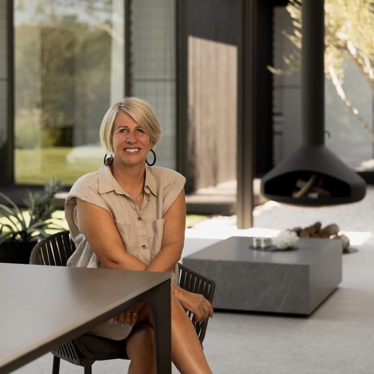 Keď prší, krb poskytuje útulnú atmosféru - a Geberit Pluvia zabezpečuje optimálne odvodnenie strechy. Keď prší, krb poskytuje útulnú atmosféru - a Geberit Pluvia zabezpečuje optimálne odvodnenie strechy.