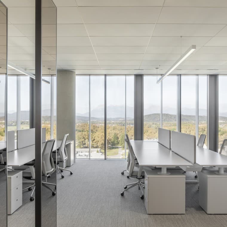 ChatGPT said: Pracovné priestory na deviatich poschodiach: kancelárske moduly je možné podľa potreby nájomcov kombinovať alebo rozširovať. (© Ana Skobe) ChatGPT said: Pracovné priestory na deviatich poschodiach: kancelárske moduly je možné podľa potreby nájomcov kombinovať alebo rozširovať. (© Ana Skobe)