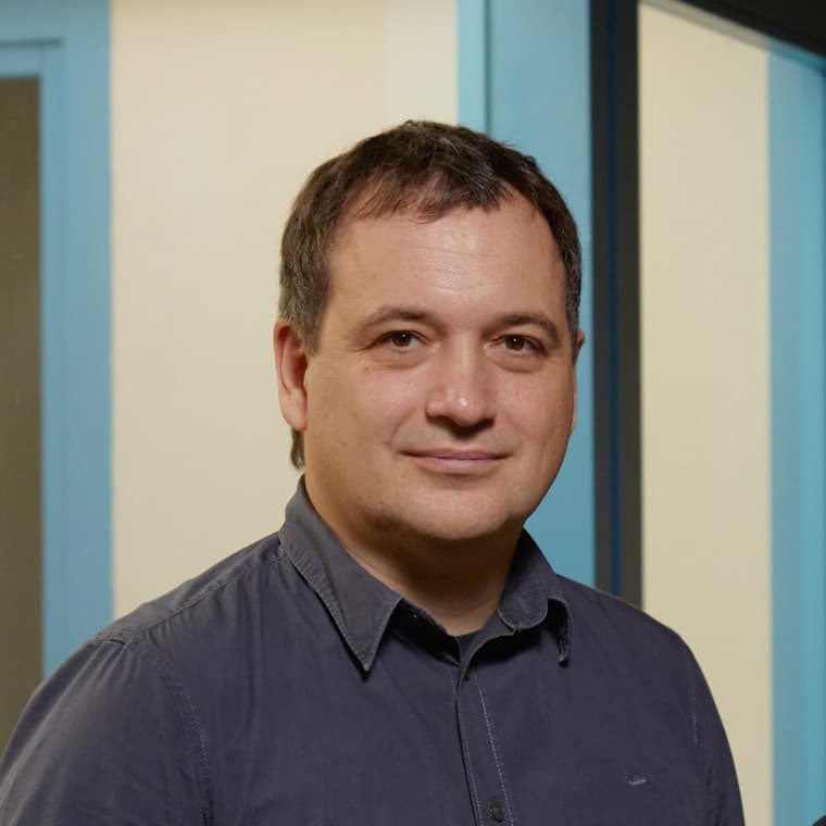 Naplánoval jednu z prvých udržateľných kancelárskych budov v Slovinsku: architekt Boris Bezan. (© BAX studio) Naplánoval jednu z prvých udržateľných kancelárskych budov v Slovinsku: architekt Boris Bezan. (© BAX studio)