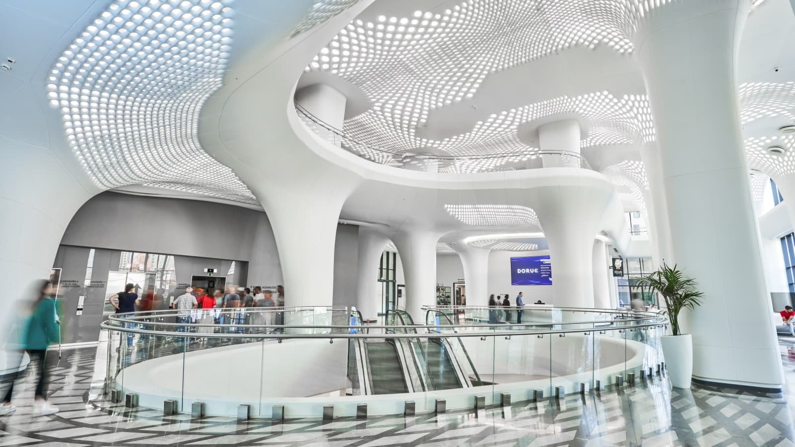 Futuristická a zaliata slnkom: nemocnica Doruk Nilüfer v Burse stavia na priestranné izby a organické formy. (© Nemocnica Doruk) Futuristická a zaliata slnkom: nemocnica Doruk Nilüfer v Burse stavia na priestranné izby a organické formy. (© Nemocnica Doruk)