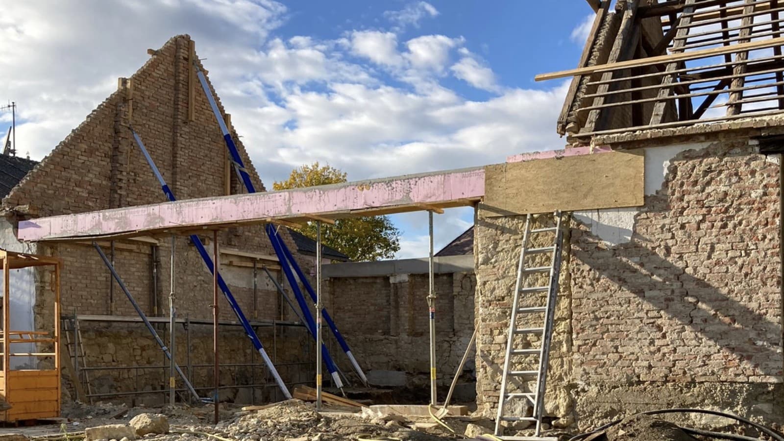 Ako to všetko začalo: stará stodola v roku 2021 (© Anna W.) Ako to všetko začalo: stará stodola v roku 2021 (© Anna W.)