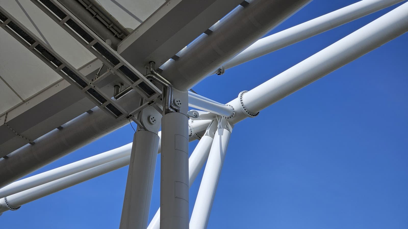 Skryté v trámoch: Strešný odvodňovací systém Geberit Pluvia je skrytý (© Geberit) Skryté v trámoch: Strešný odvodňovací systém Geberit Pluvia je skrytý (© Geberit)