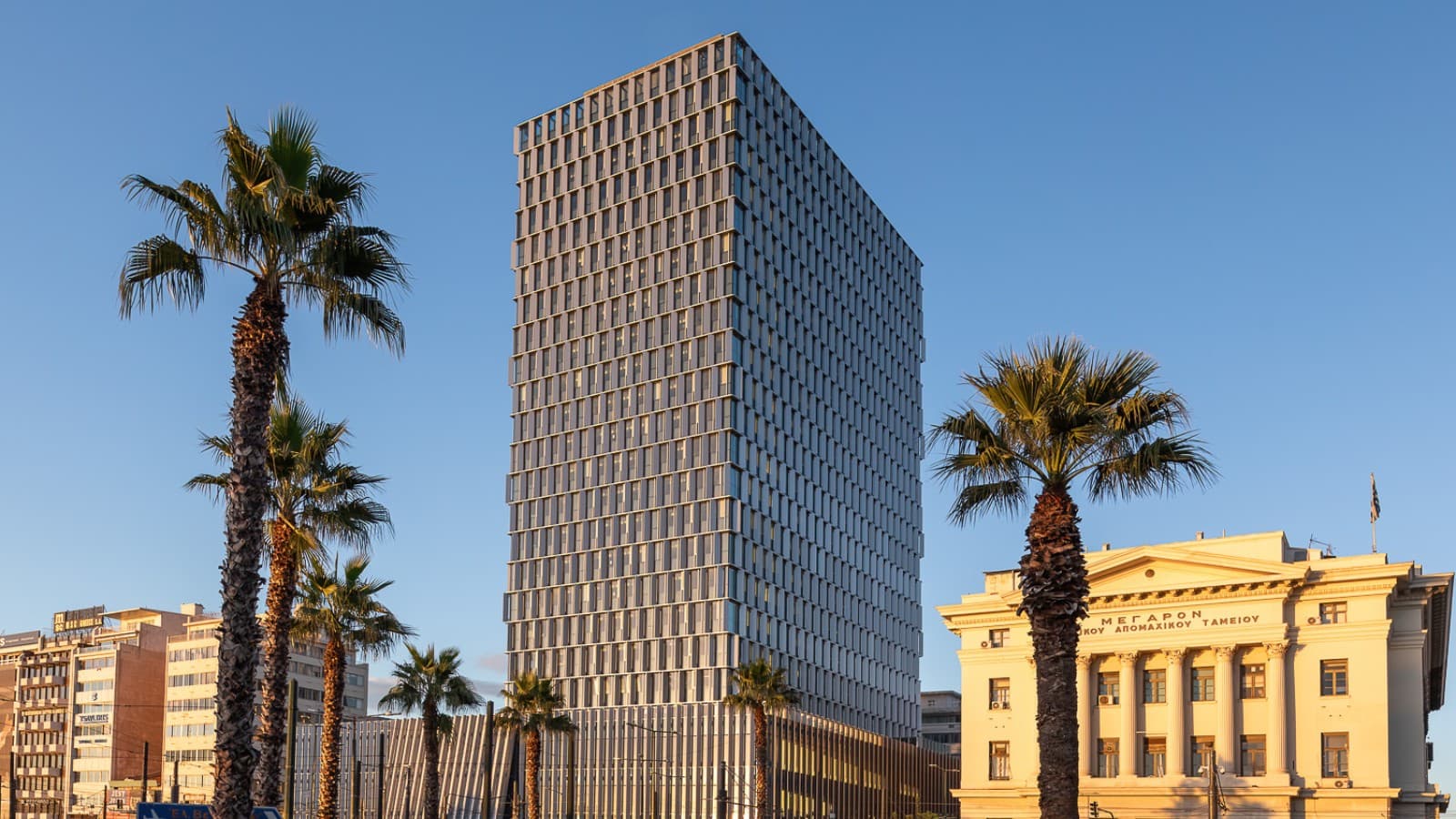 Veža Piraeus Tower v Aténach (© George Fakaros) Veža Piraeus Tower v Aténach (© George Fakaros)