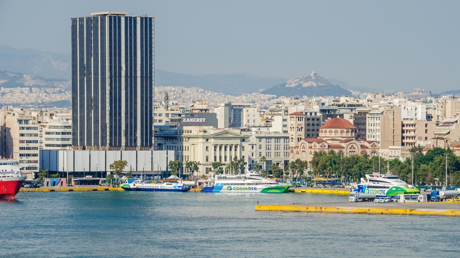 Takto to vyzeralo pred nedávnymi stavebnými prácami – prakticky nevyužitá, stála ako dominanta a pamätník v štvrti Piraeus (© Iaranik / Alamy) Takto to vyzeralo pred nedávnymi stavebnými prácami – prakticky nevyužitá, stála ako dominanta a pamätník v štvrti Piraeus (© Iaranik / Alamy)