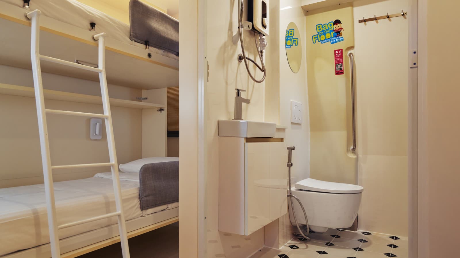 Praktické: postele vyrobené na mieru sa dajú ľahko zložiť, keď sa nepoužívajú (© Watson Lau) Praktické: postele vyrobené na mieru sa dajú ľahko zložiť, keď sa nepoužívajú (© Watson Lau)