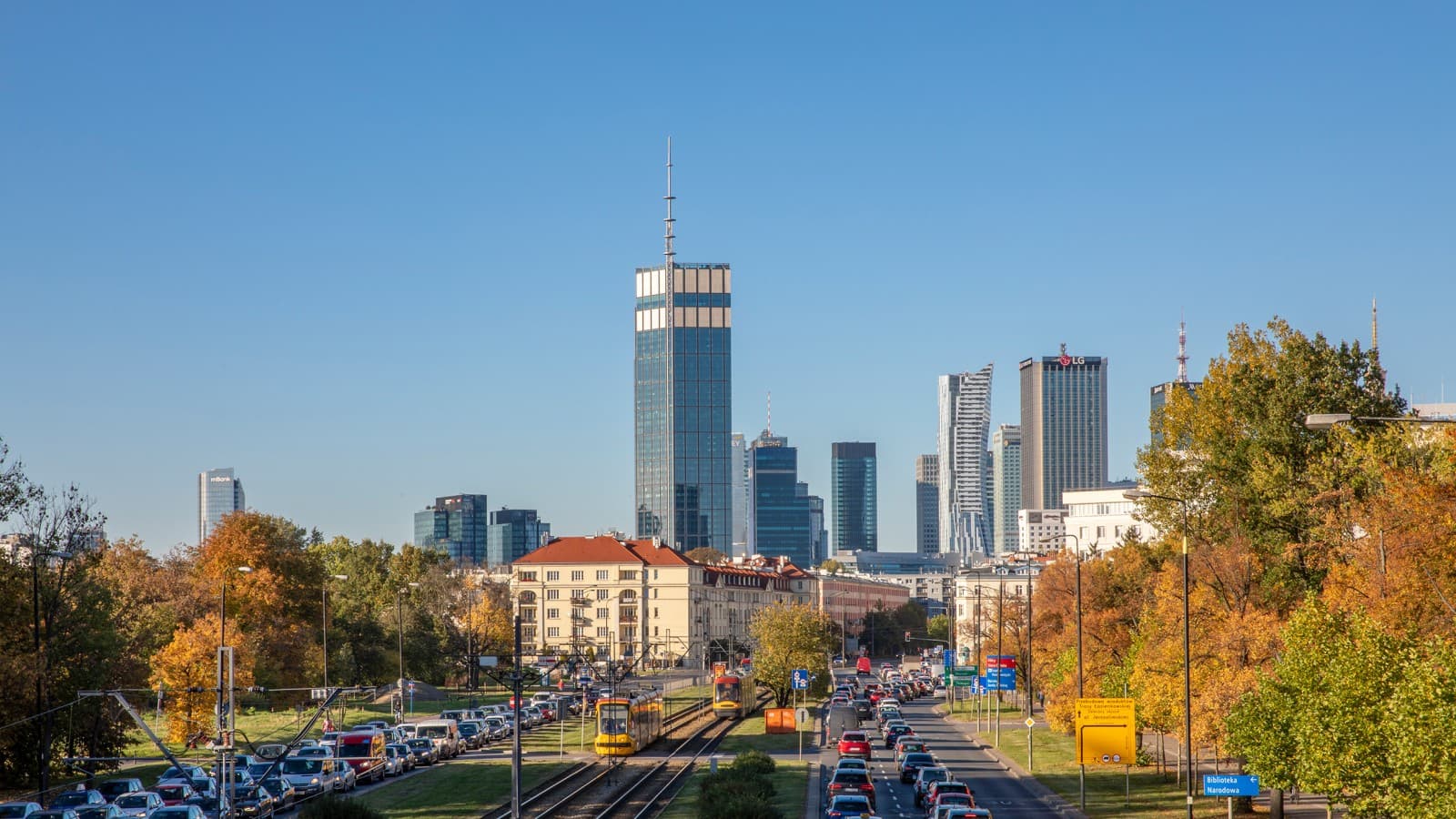Námestie Varso s 300 metrov vysokou vežou bdie nad celou Varšavou (© Aaron Hargreaves/Foster + Partners) Námestie Varso s 300 metrov vysokou vežou bdie nad celou Varšavou (© Aaron Hargreaves/Foster + Partners)