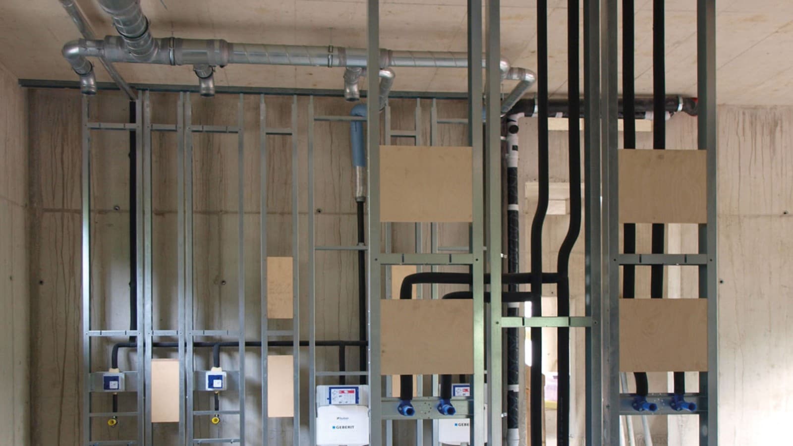 Keďže je potrebných len zopár zvodov, inštalácia strešného odvodňovacieho systému nezaberá veľa miesta (© Geberit) Keďže je potrebných len zopár zvodov, inštalácia strešného odvodňovacieho systému nezaberá veľa miesta (© Geberit)