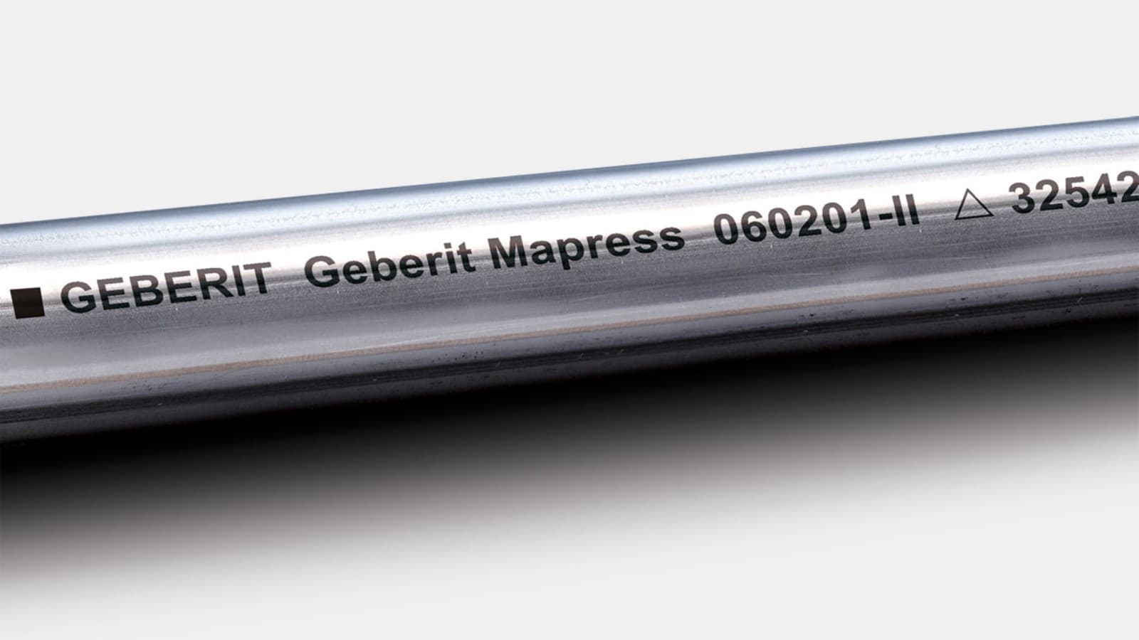 Čierny popis označuje systémovú rúru Geberit Mapress z nehrdzavejúcej ocele CrNiMo Čierny popis označuje systémovú rúru Geberit Mapress z nehrdzavejúcej ocele CrNiMo