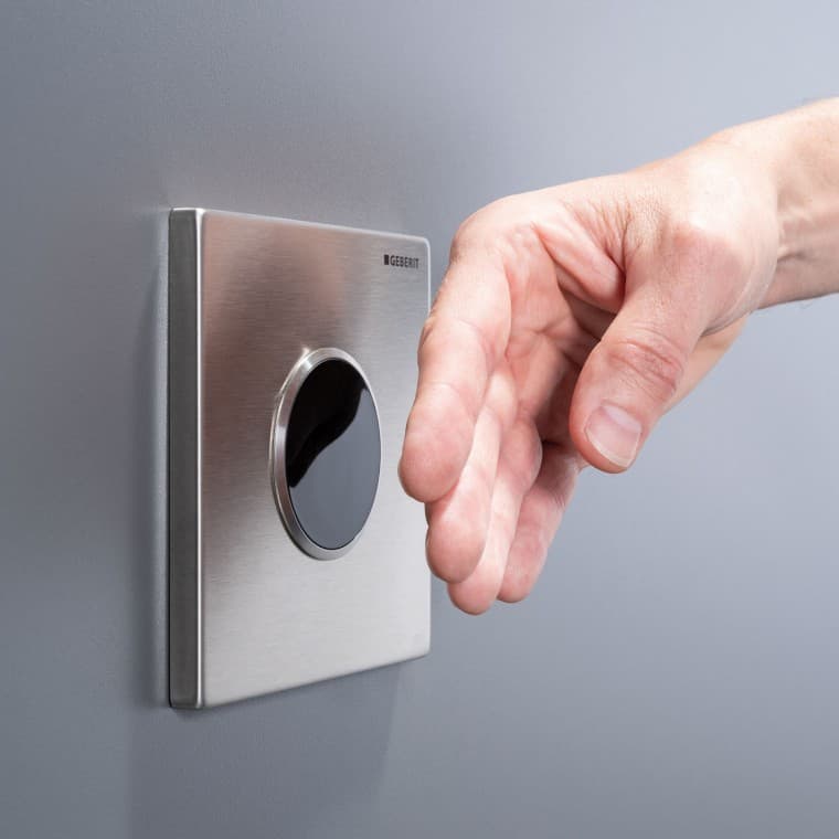 Bezdotykové ovládanie splachovania pisoárov s detekciou používateľa infračerveným senzorom umožňuje programovanie založené na potrebách a spoľahlivú aktiváciu splachovania Bezdotykové ovládanie splachovania pisoárov s detekciou používateľa infračerveným senzorom umožňuje programovanie založené na potrebách a spoľahlivú aktiváciu splachovania